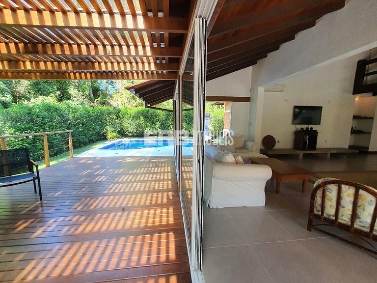 Casa integrada à natureza em Itamambuca