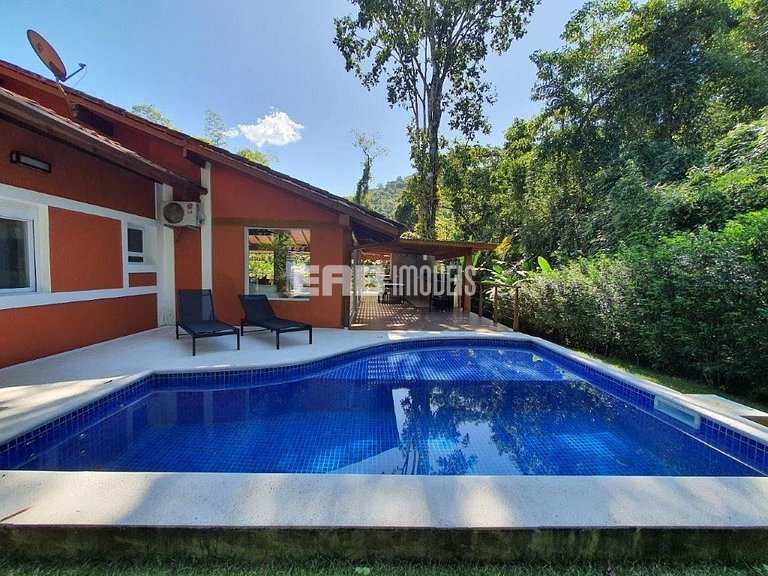 Casa integrada à natureza em Itamambuca