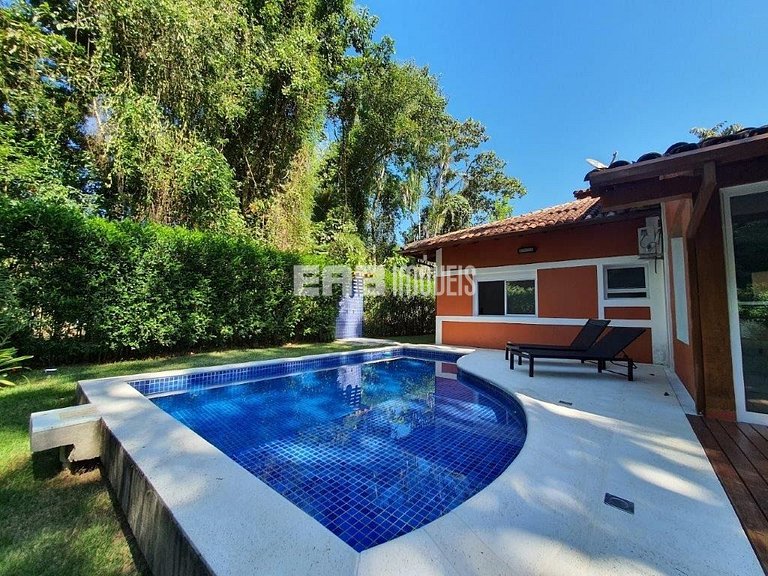 Casa integrada à natureza em Itamambuca