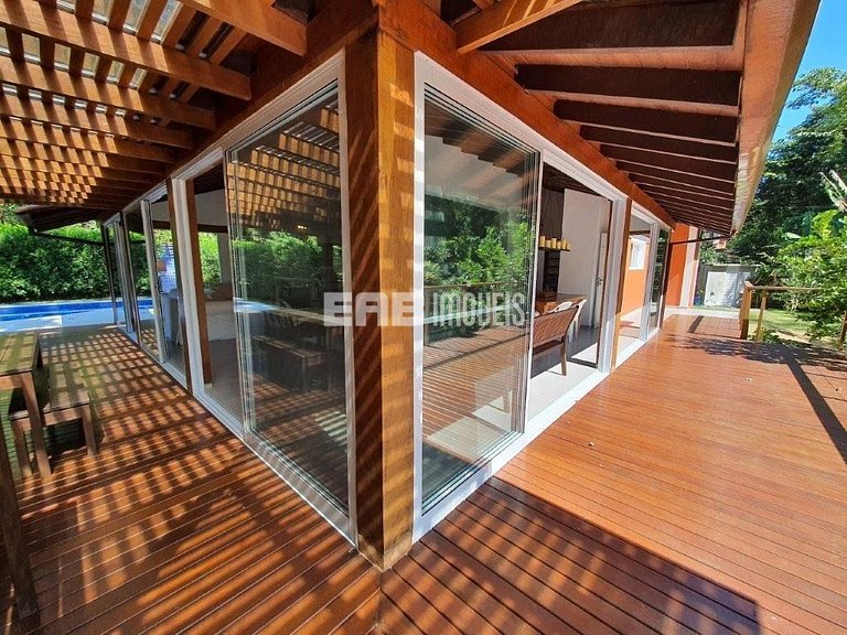 Casa integrada à natureza em Itamambuca