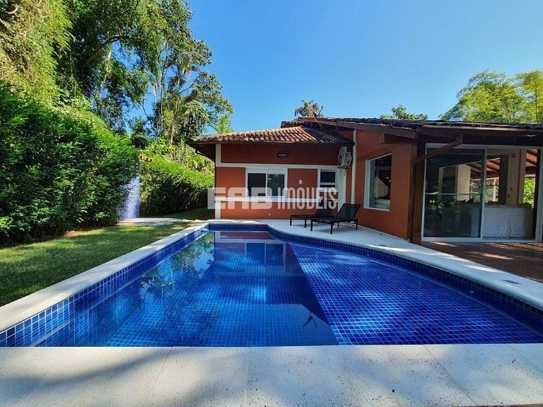 Casa integrada à natureza em Itamambuca