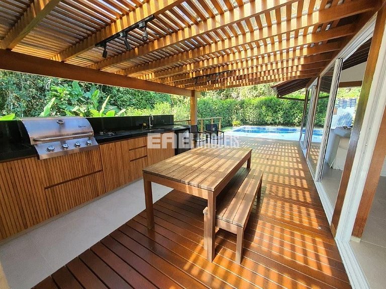 Casa integrada à natureza em Itamambuca