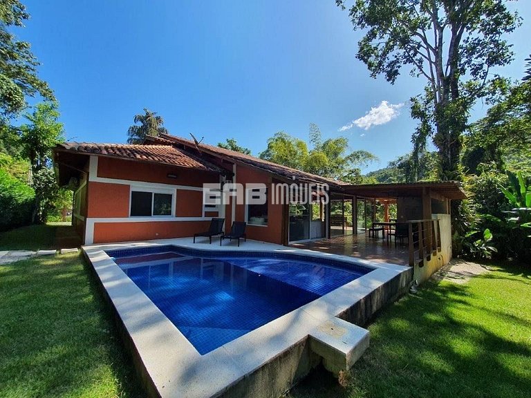 Casa integrada à natureza em Itamambuca