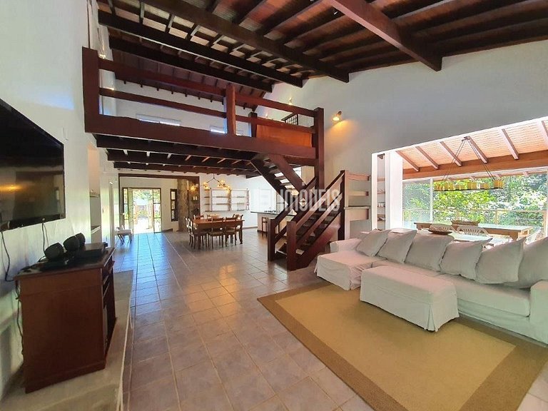 Casa integrada à natureza em Itamambuca