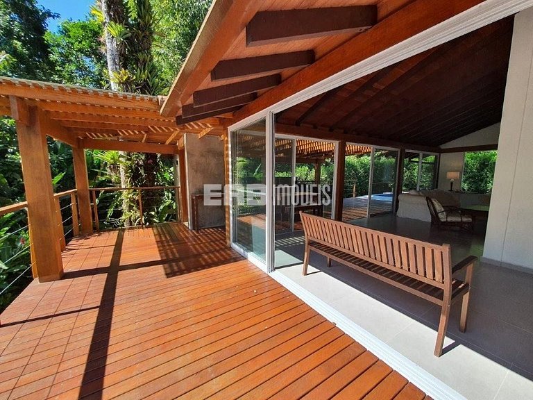 Casa integrada à natureza em Itamambuca