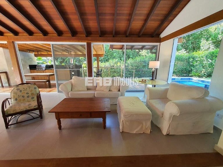 Casa integrada à natureza em Itamambuca