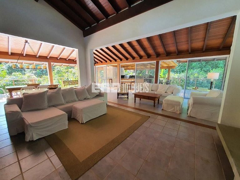 Casa integrada à natureza em Itamambuca