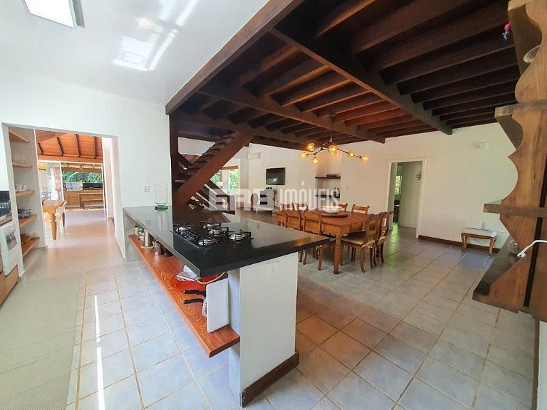 Casa integrada à natureza em Itamambuca