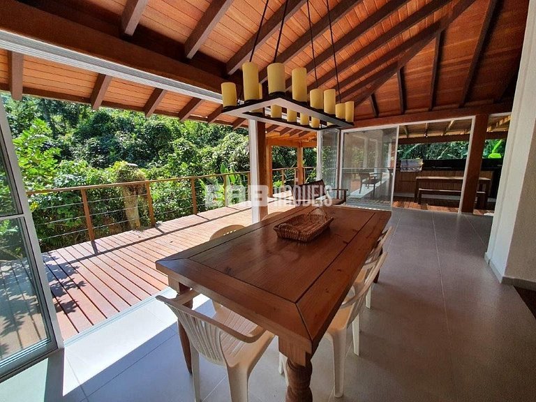 Casa integrada à natureza em Itamambuca