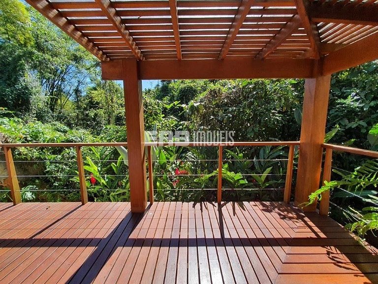 Casa integrada à natureza em Itamambuca