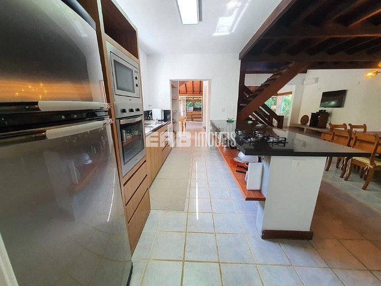 Casa integrada à natureza em Itamambuca