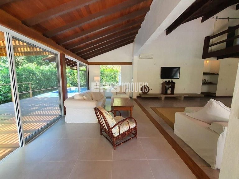 Casa integrada à natureza em Itamambuca