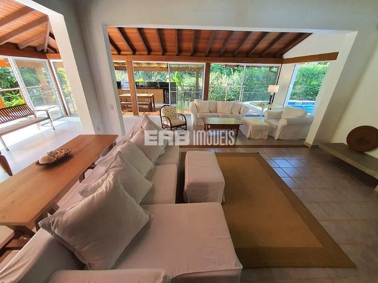 Casa integrada à natureza em Itamambuca