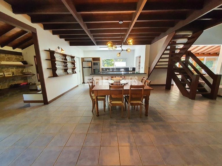 Casa integrada à natureza em Itamambuca