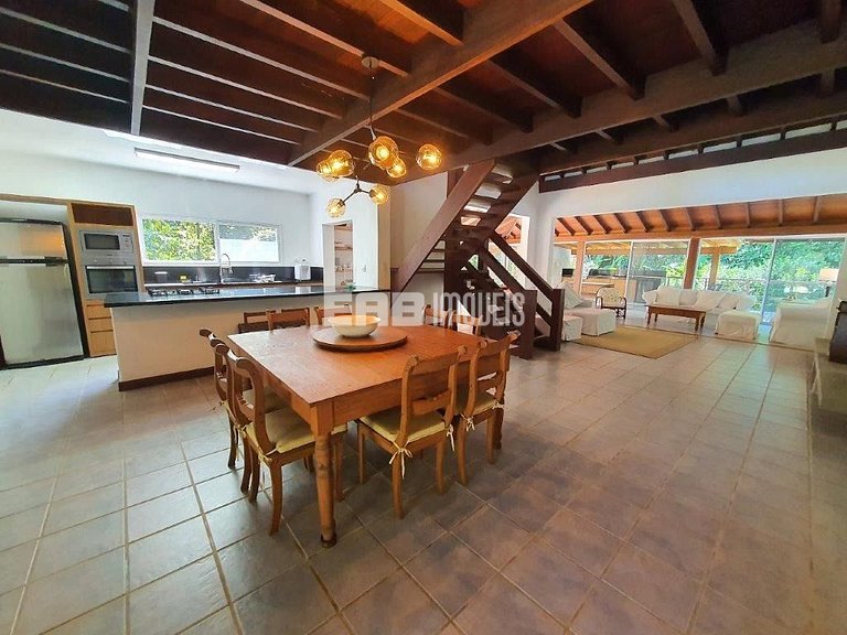 Casa integrada à natureza em Itamambuca