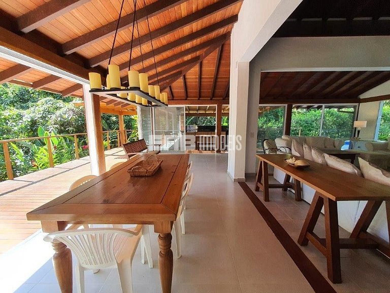 Casa integrada à natureza em Itamambuca