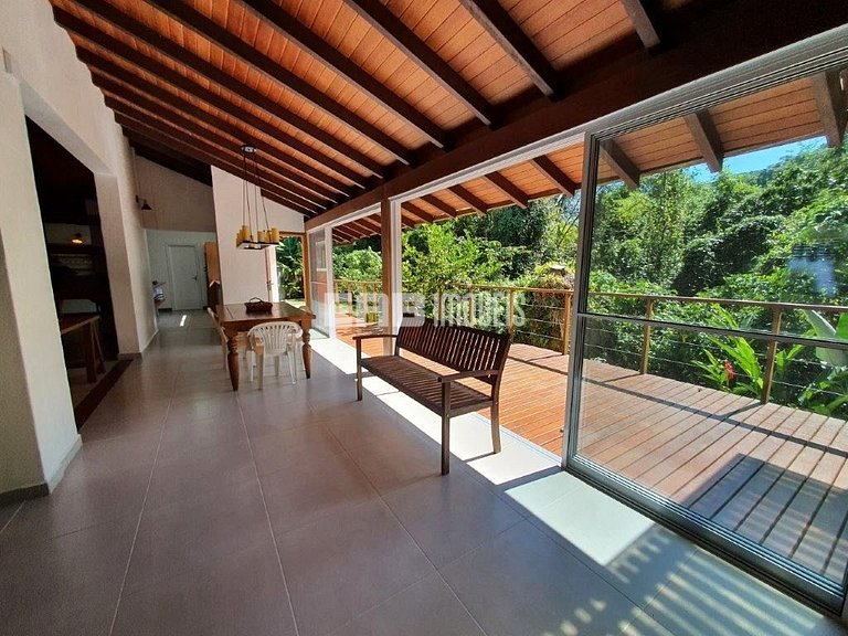 Casa integrada à natureza em Itamambuca