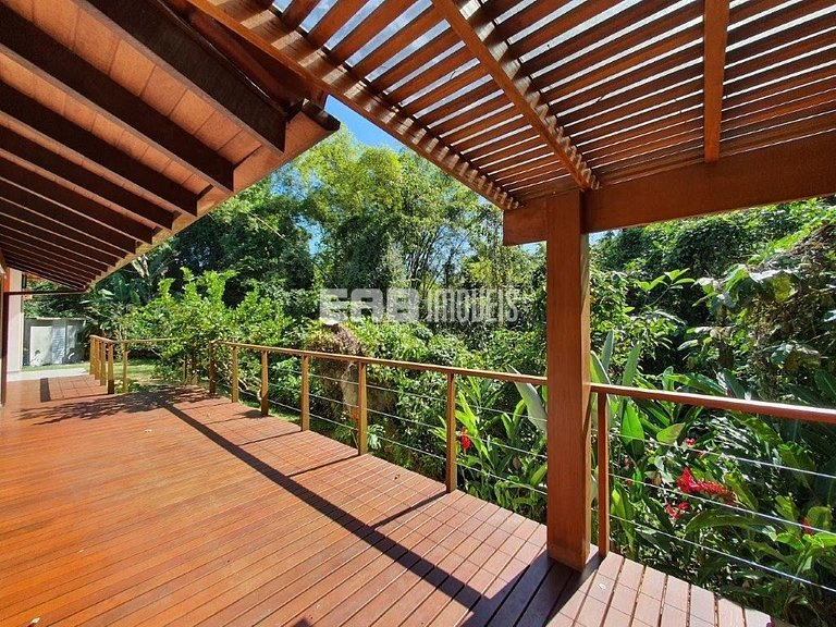 Casa integrada à natureza em Itamambuca