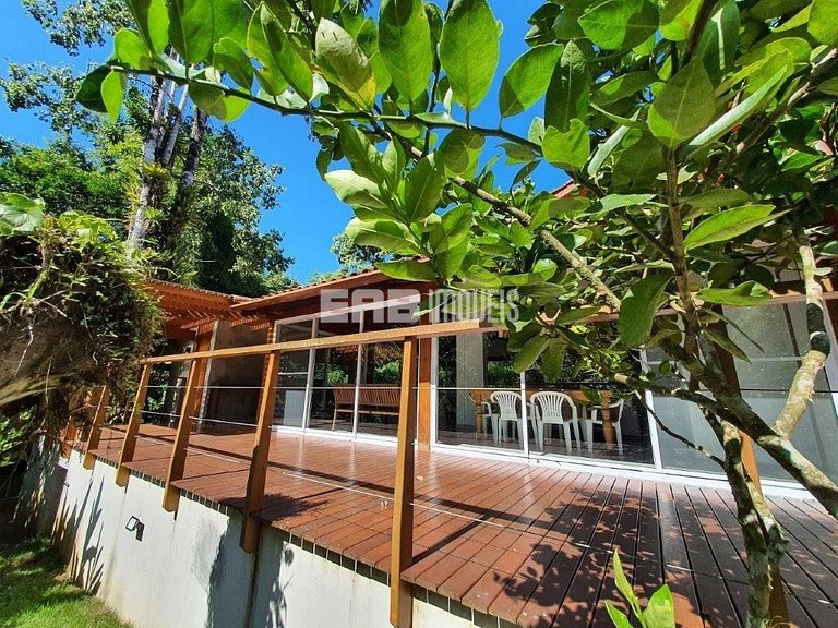 Casa integrada à natureza em Itamambuca