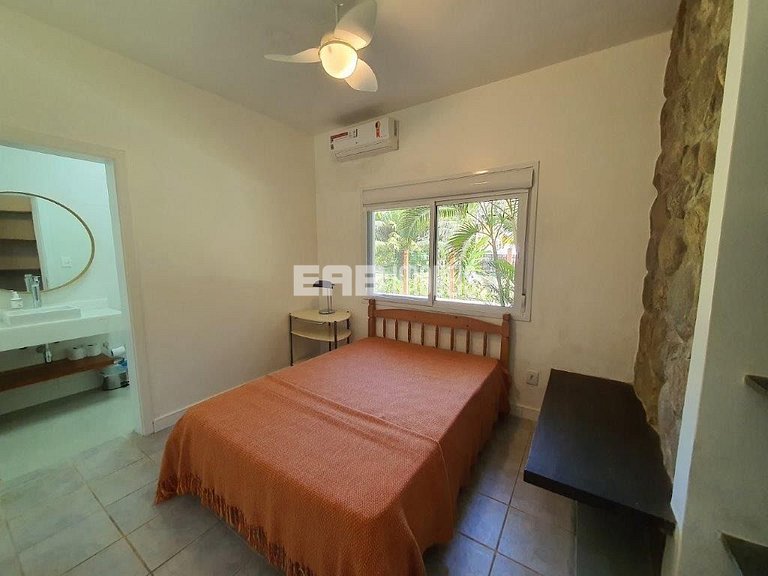 Casa integrada à natureza em Itamambuca