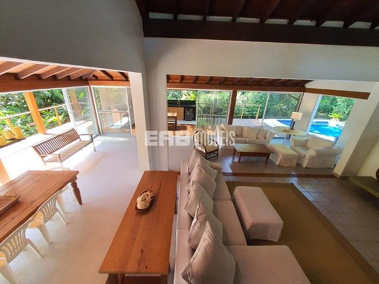 Casa integrada à natureza em Itamambuca