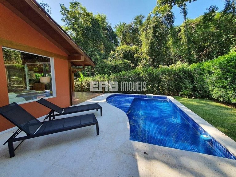 Casa integrada à natureza em Itamambuca