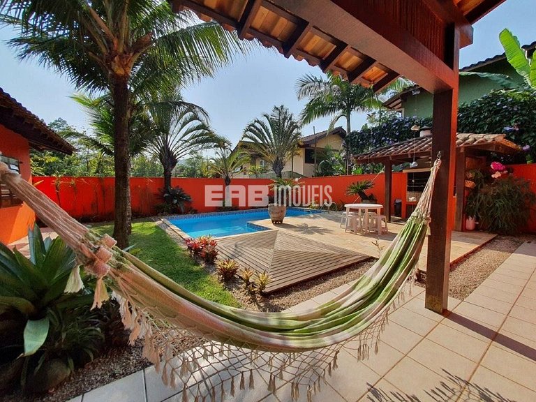 Casa de alto padrão, com piscina, a apenas 140m da praia de