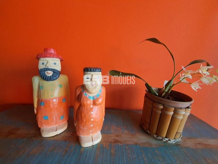 Casa de alto padrão, com piscina, a apenas 140m da praia de