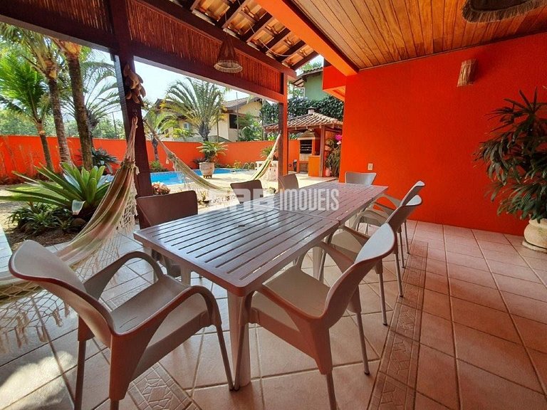 Casa de alto padrão, com piscina, a apenas 140m da praia de