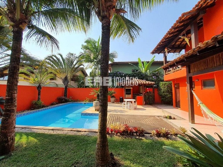 Casa de alto padrão, com piscina, a apenas 140m da praia de
