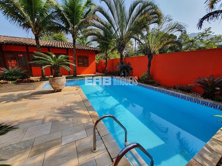 Casa de alto padrão, com piscina, a apenas 140m da praia de