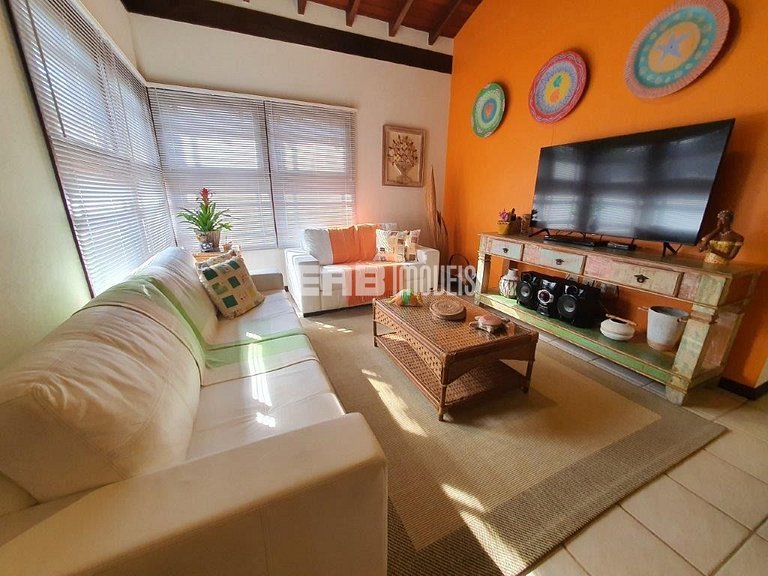 Casa de alto padrão, com piscina, a apenas 140m da praia de