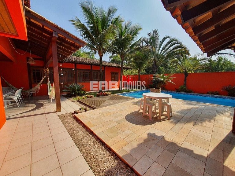 Casa de alto padrão, com piscina, a apenas 140m da praia de