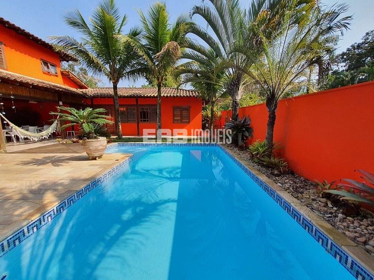 Casa de alto padrão, com piscina, a apenas 140m da praia de