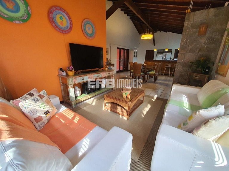 Casa de alto padrão, com piscina, a apenas 140m da praia de