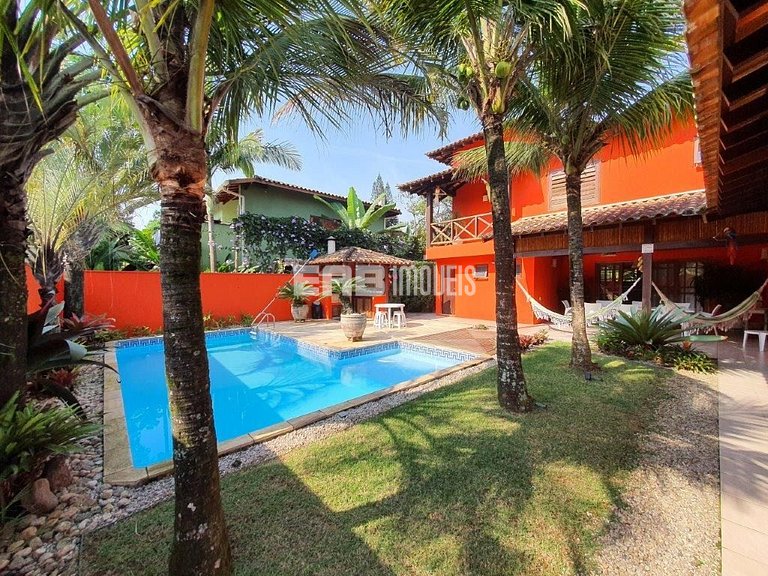 Casa de alto padrão, com piscina, a apenas 140m da praia de