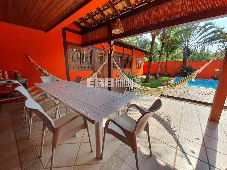 Casa de alto padrão, com piscina, a apenas 140m da praia de