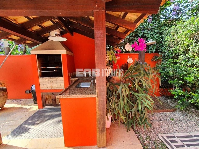 Casa de alto padrão, com piscina, a apenas 140m da praia de