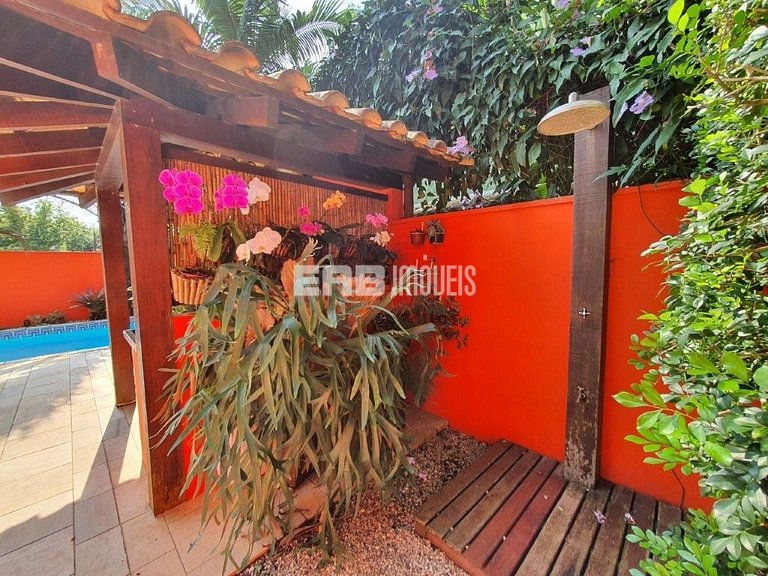 Casa de alto padrão, com piscina, a apenas 140m da praia de