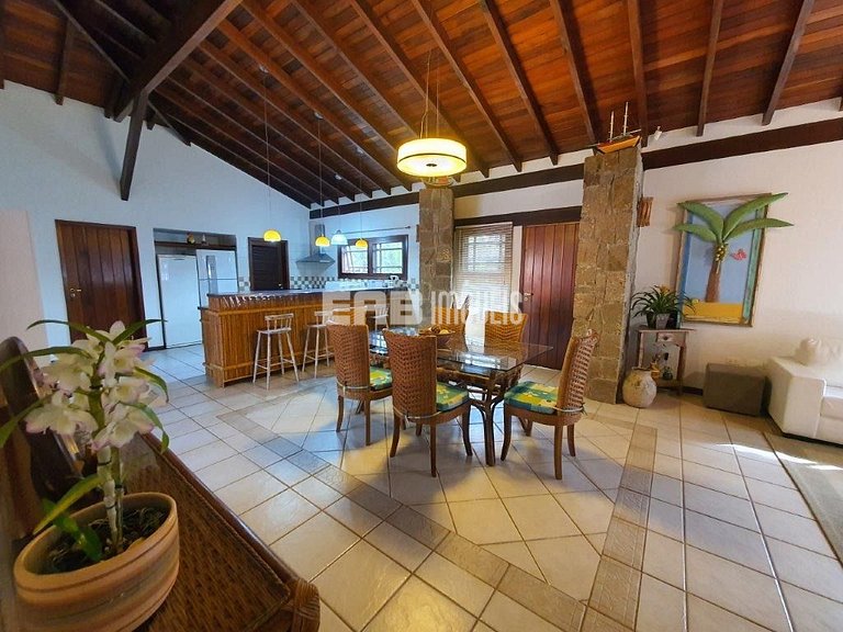 Casa de alto padrão, com piscina, a apenas 140m da praia de