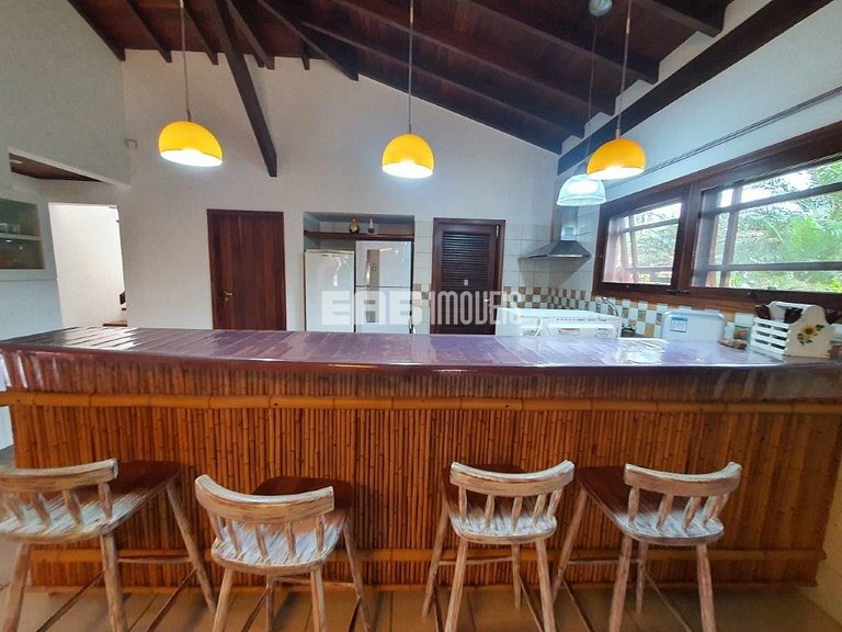 Casa de alto padrão, com piscina, a apenas 140m da praia de