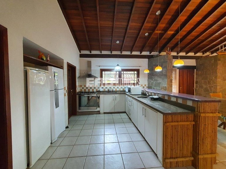 Casa de alto padrão, com piscina, a apenas 140m da praia de