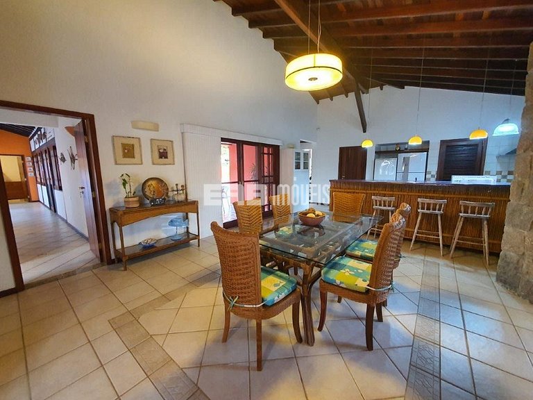 Casa de alto padrão, com piscina, a apenas 140m da praia de