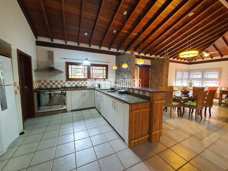 Casa de alto padrão, com piscina, a apenas 140m da praia de