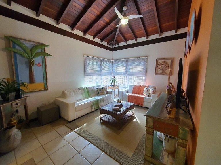 Casa de alto padrão, com piscina, a apenas 140m da praia de