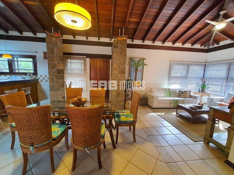 Casa de alto padrão, com piscina, a apenas 140m da praia de