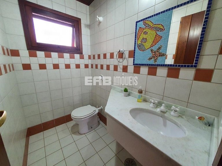 Casa de alto padrão, com piscina, a apenas 140m da praia de