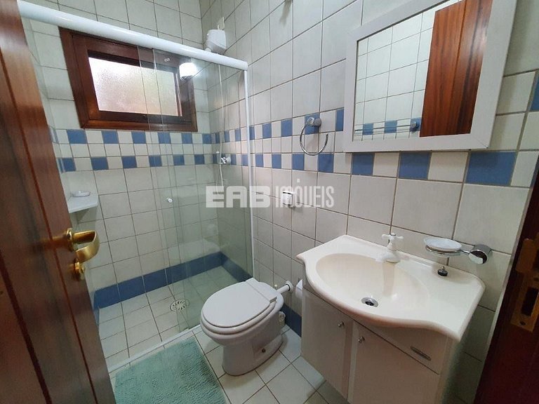 Casa de alto padrão, com piscina, a apenas 140m da praia de