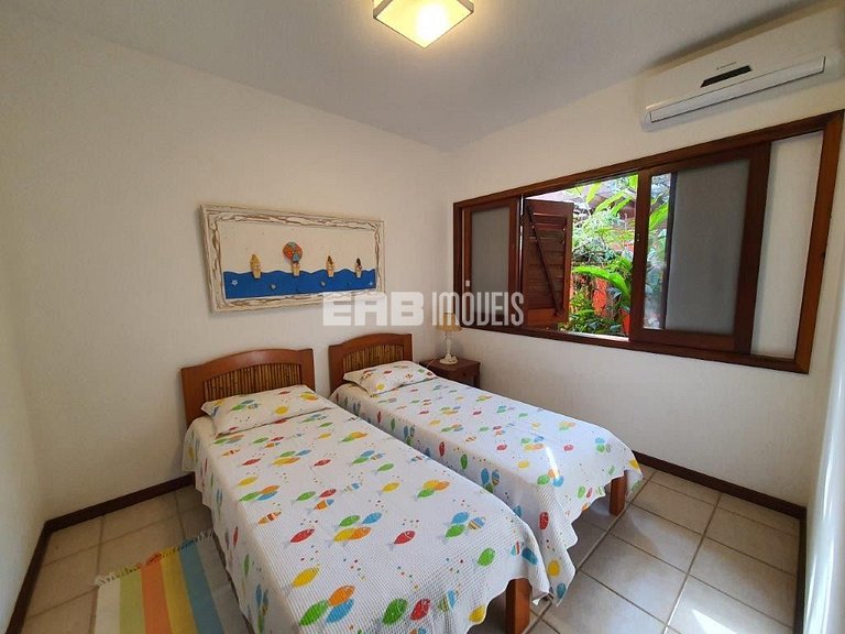 Casa de alto padrão, com piscina, a apenas 140m da praia de