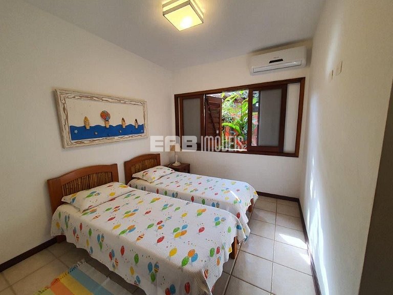 Casa de alto padrão, com piscina, a apenas 140m da praia de